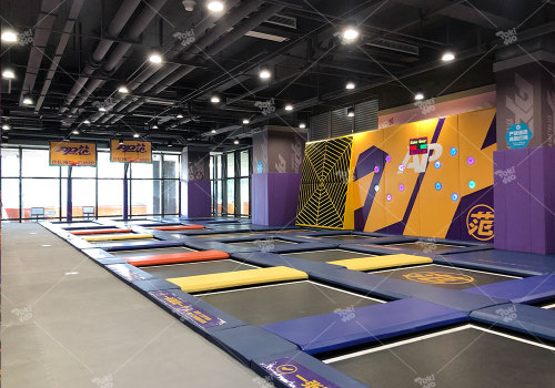What aspects of employees need to be prepared before the opening of the trampoline park, how to allocate work and train?