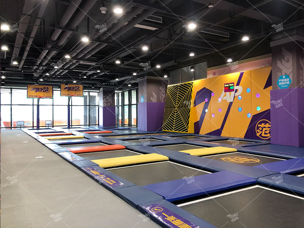 What aspects of employees need to be prepared before the opening of the trampoline park, how to allocate work and train?