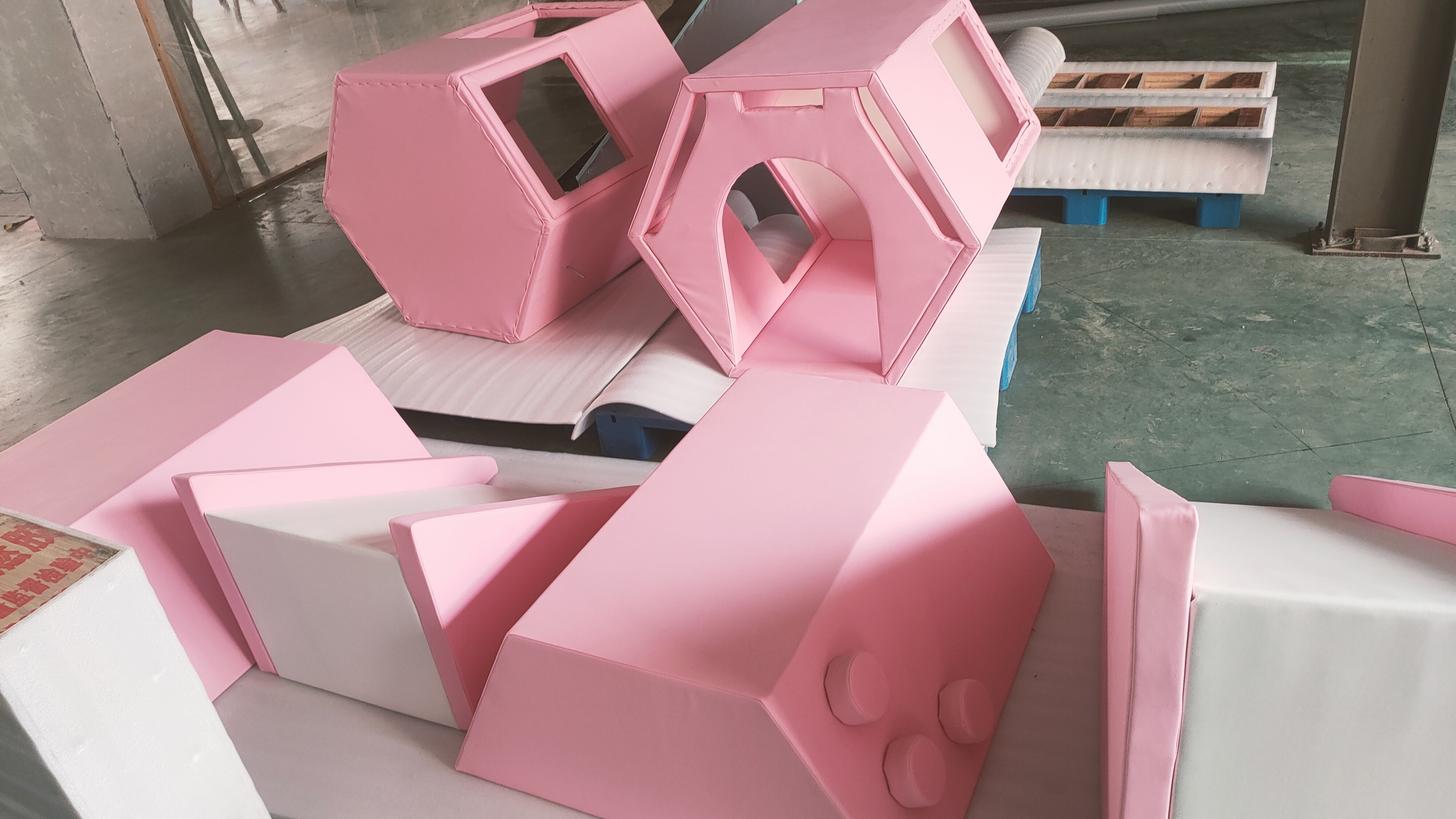  25 - sqm kids’ play area, café play zone