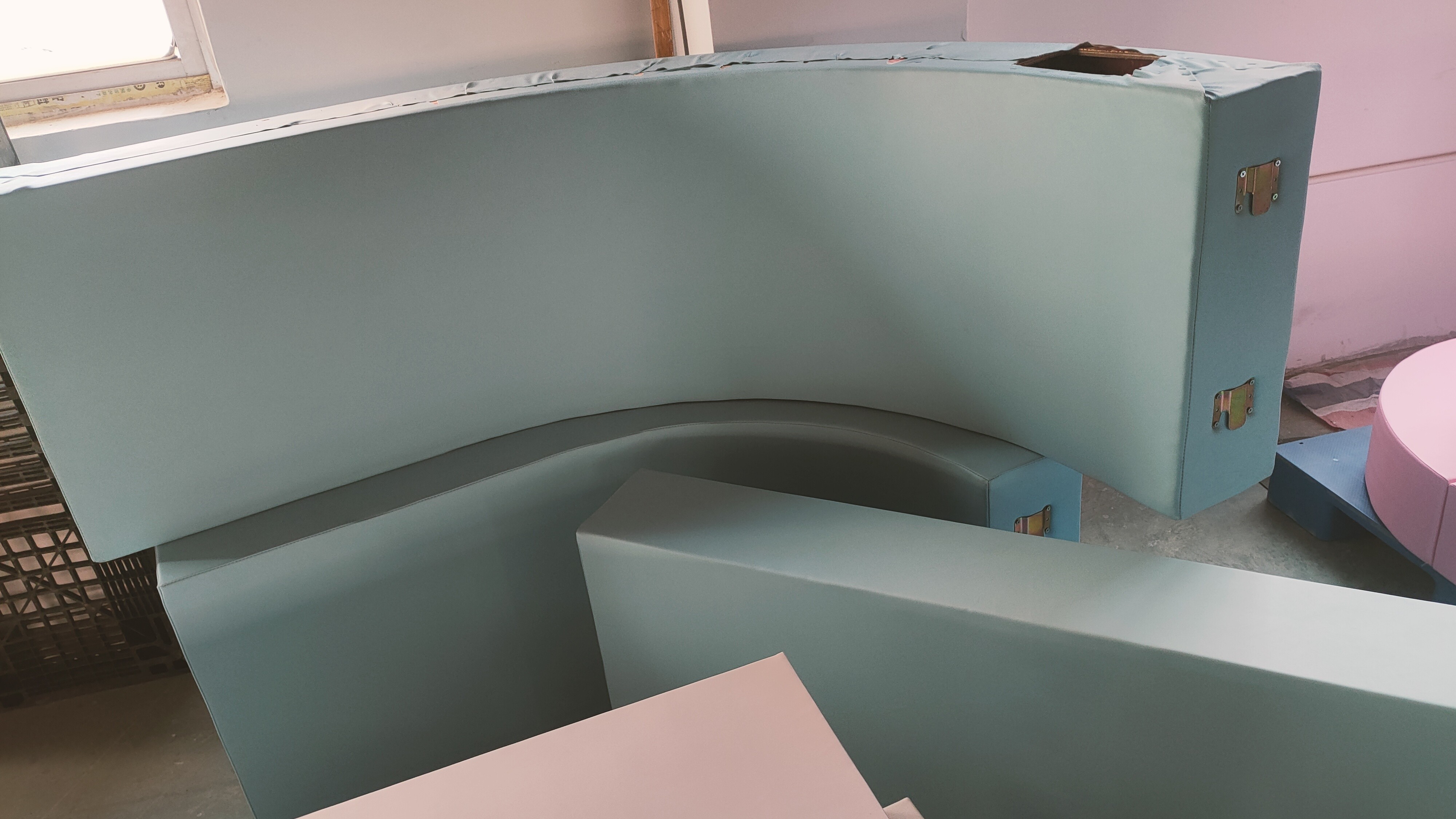  25 - sqm kids’ play area, café play zone