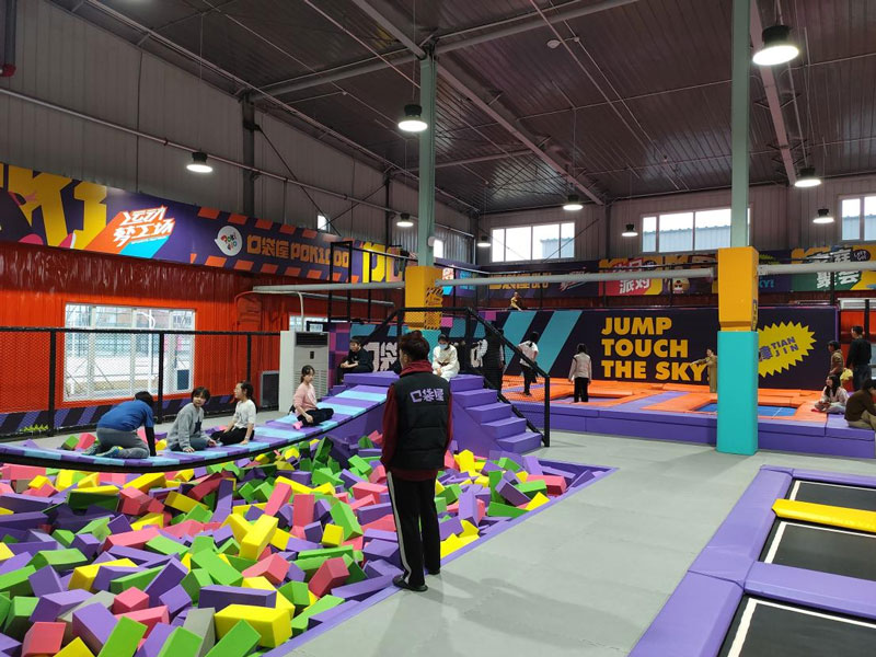 How does an indoor sports park conduct job recruitment?