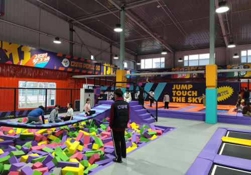 How does an indoor sports park conduct job recruitment?