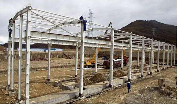 Steel structure engineering construction in rainy season