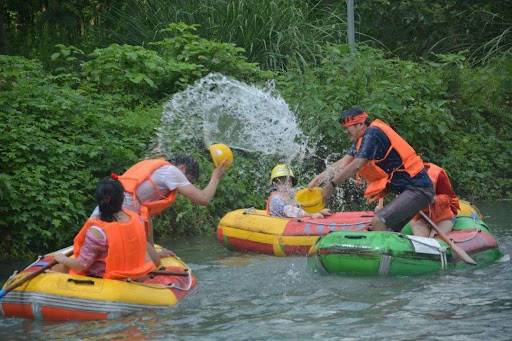Ruijia Vacuum team-building rafting
