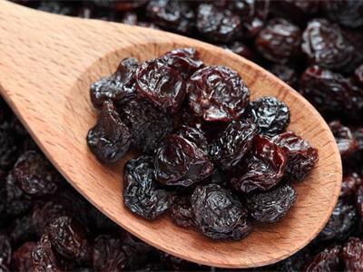 3 façons courantes de préparer des raisins secs