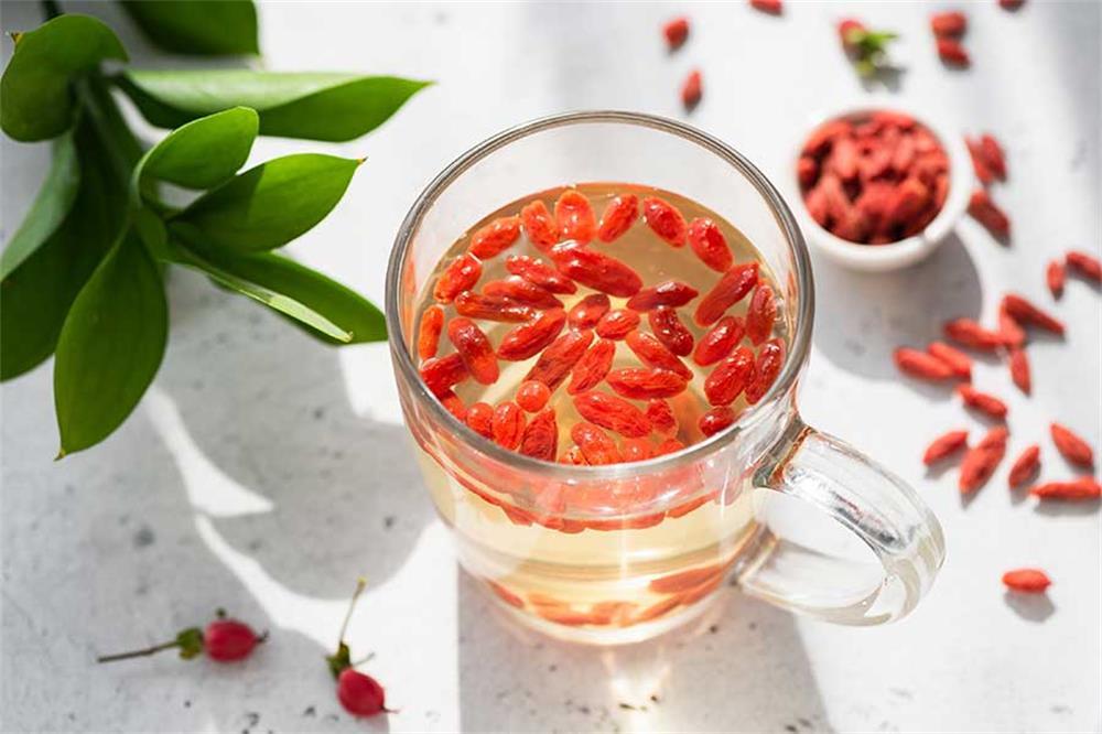 les effets spécifiques et les précautions du goji trempé dans l'eau. Fournisseur d'usine de Chine Wolfberry en gros, fournisseur d'usine de Chine Goji en gros