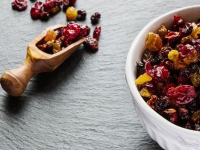 Les effets spécifiques et les précautions de la consommation de raisins secs
