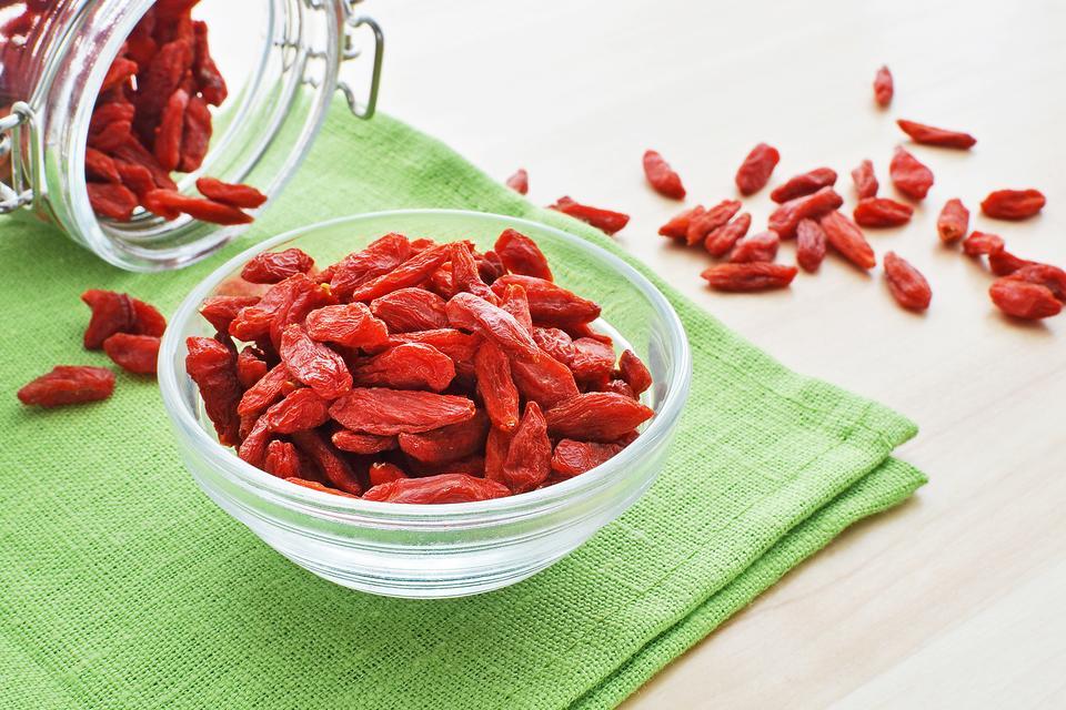 the specific effects and precautions of wolfberry soaked in water,Wolfberry china wholesale supplier