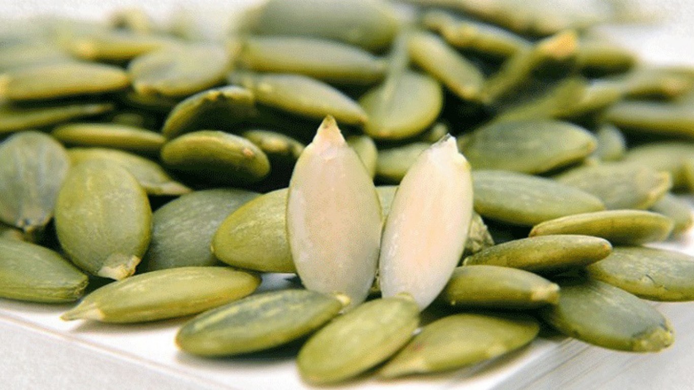 Les avantages de manger des graines de citrouille. Vente en gros de graines de citrouille, fournisseur d'usine de porcelaine de graines de citrouille