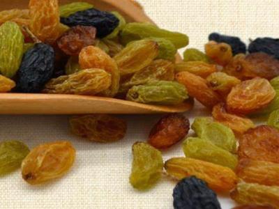 Quelle est la différence entre les raisins secs dorés et noirs ?