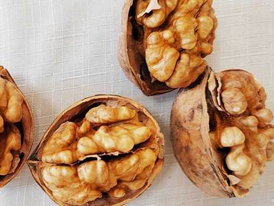 هل يمكنك أكل الجوز النيء؟