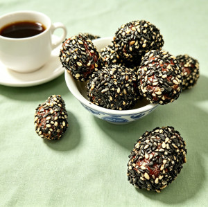 Factory Manufacture Premium Wholesale Dried Black Sesame Seedless Crispy Jujubes | Custom Private Label