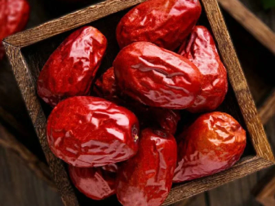 دور مراقبة الجودة في اختيار مورد التمور الحمراء بالجملة