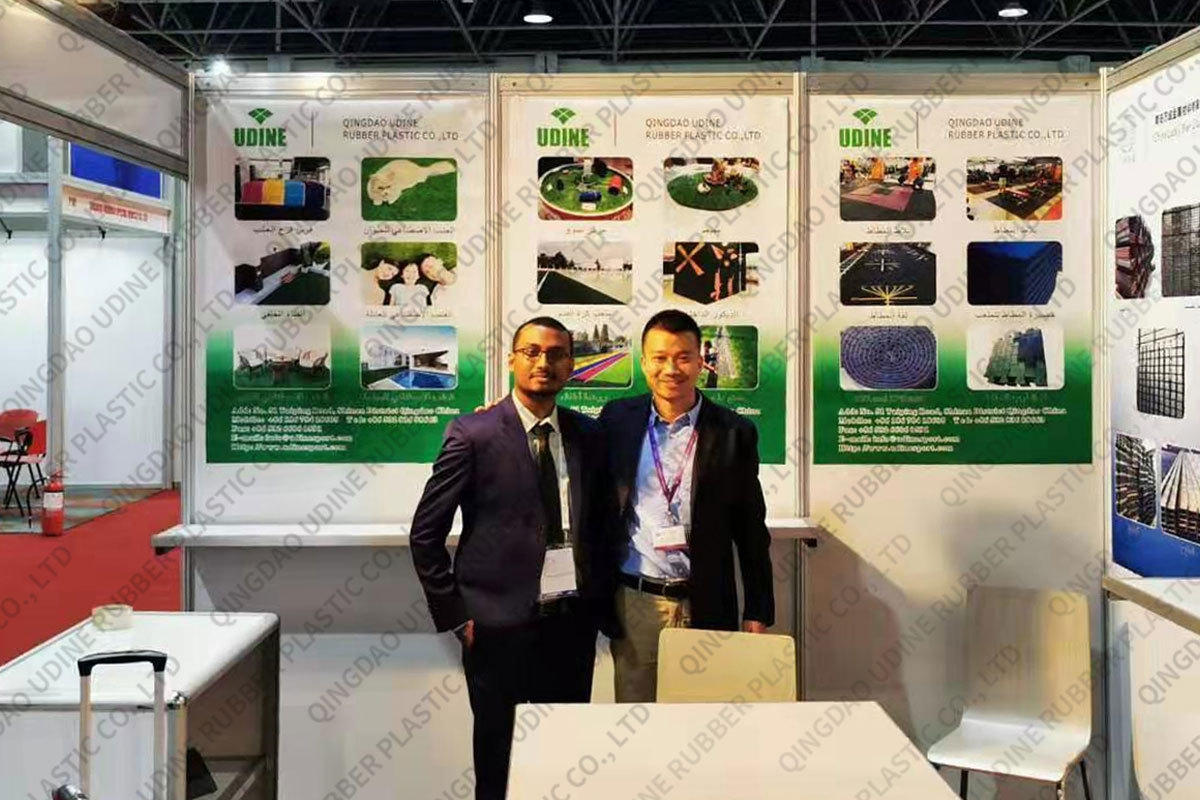 foto de grupo con los clientes