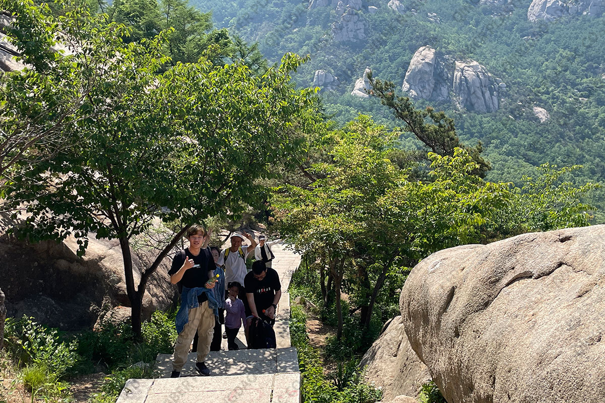 group photo during mountain climbing