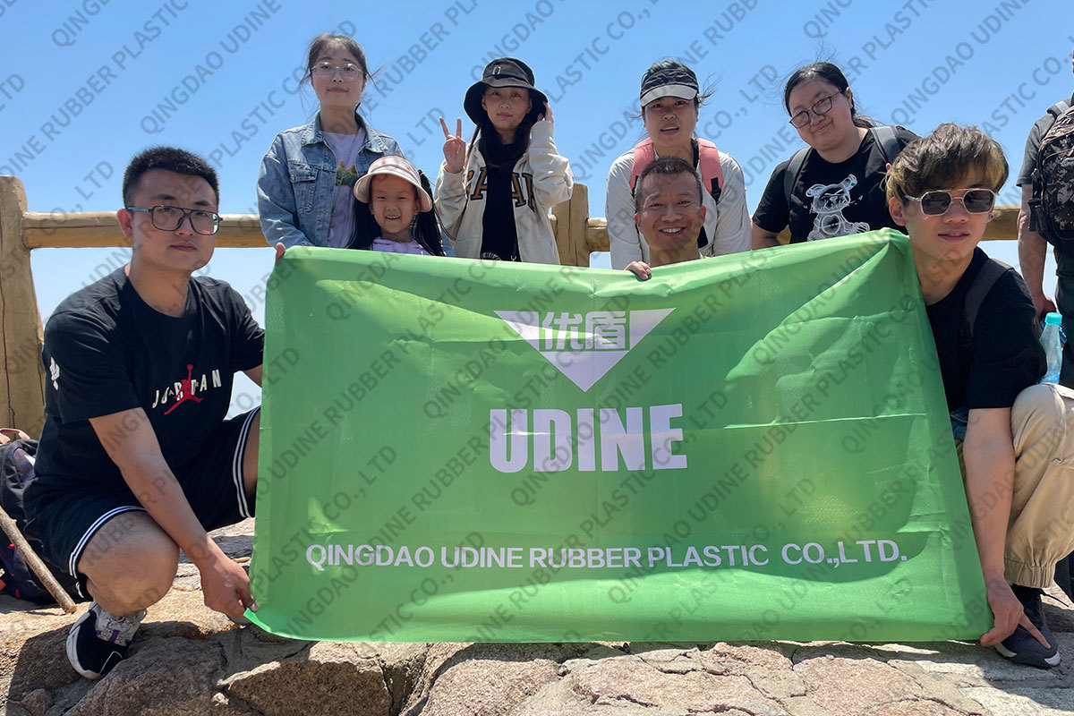 foto grupal del equipo Youdi en la cima de la montaña