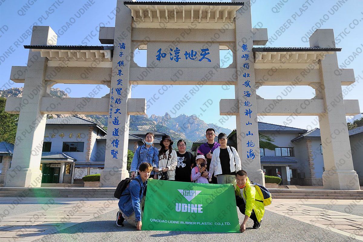 foto de grupo al pie de Laoshan Jufeng