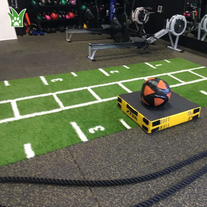 人工芝の体育館の床