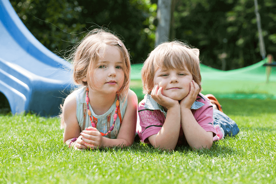 césped artificial para niños