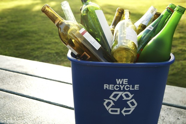 Se lanzó la Fundación de reciclaje de vidrio para apoyar los programas de vidrio de la comunidad.