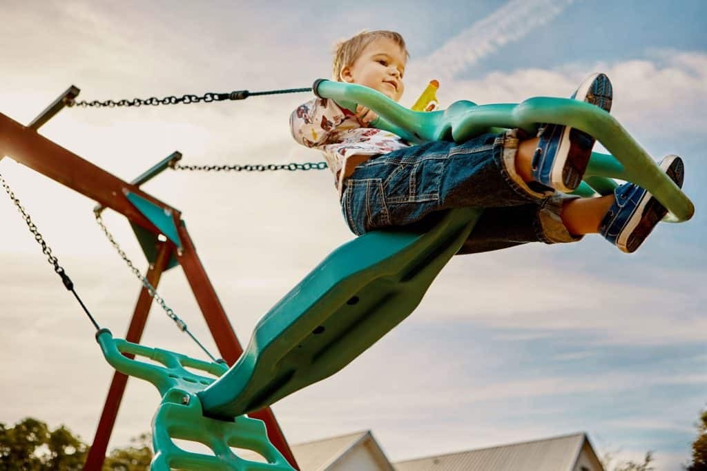 Los beneficios del swing para niños para el desarrollo físico de los niños.