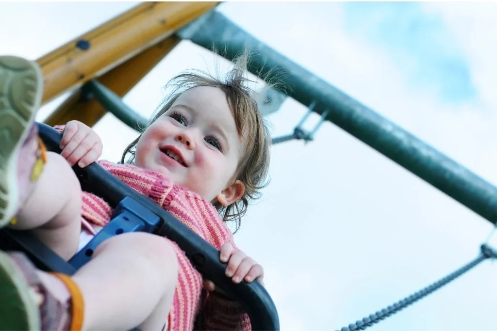 métodos para garantizar que los niños pequeños utilicen los columpios de forma segura