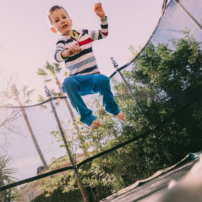 Cosas a tener en cuenta al usar un trampolín para niños