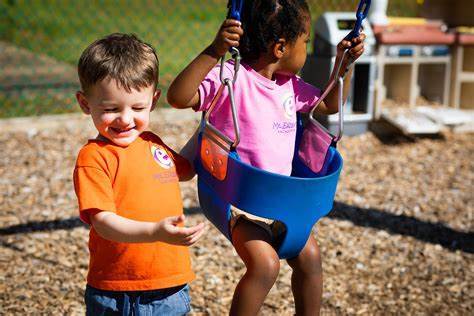 Juegos al aire libre para la vida cotidiana de los niños.