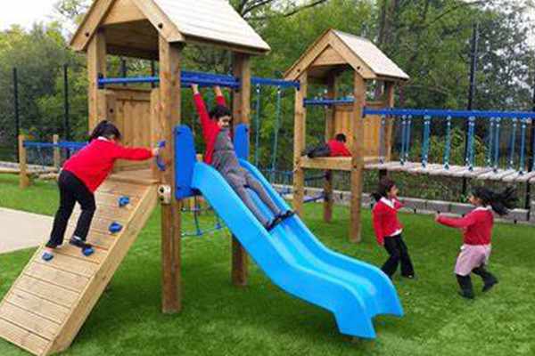 aire de jeux en bois