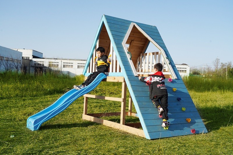 parque infantil de madera al aire libre