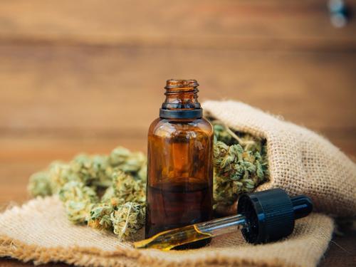 7 Benefits and Uses of CBD Oil (Plus Side Effects)