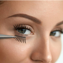 How to wear your false eyelashes