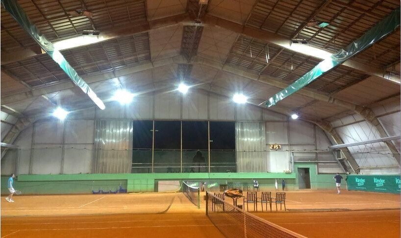 Luz de inundación LED utilizada en la cancha de tenis