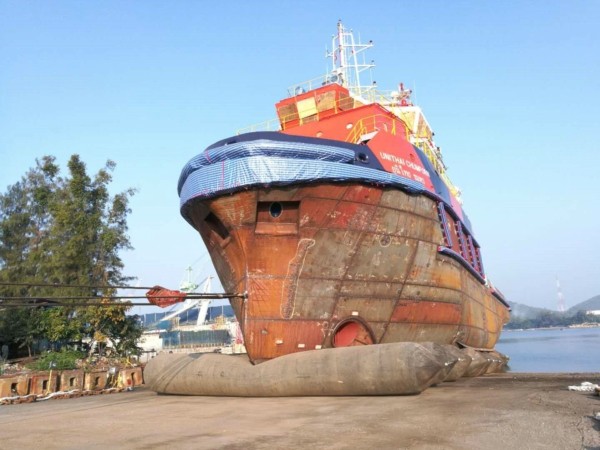 Ship launching airbag