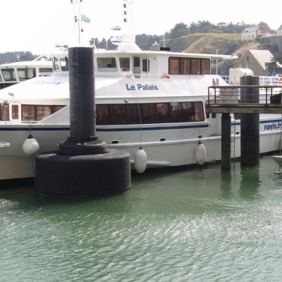 Floating Polyurethane Donut Fender with Low Friction UHMW PE Pad