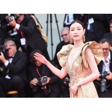 Ni Ni's embroidered gold dress appeared on the red carpet, and the elegant atmosphere is full of oriental beauty.
