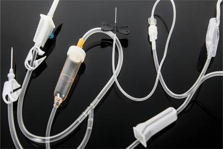 What are the benefits of using a Infusion Set with Precision Filter?