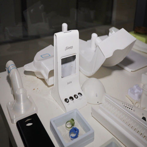 El equipo de impresión 3D avanzado procesa piezas de precisión