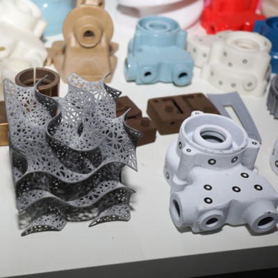 El equipo de impresión 3D avanzado procesa piezas de precisión