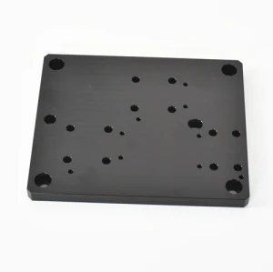 Anodizado negro de piezas de aluminio.