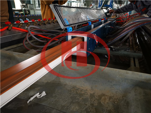 PVC window profile machine with co-extrusion technology to make wooden grain directly