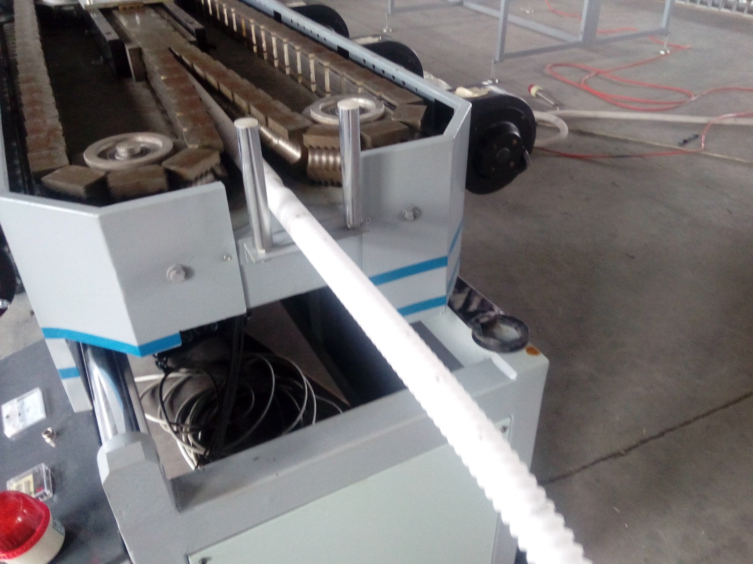 Magic corrugated pipe manufacturing machine with auto folding and cutting device