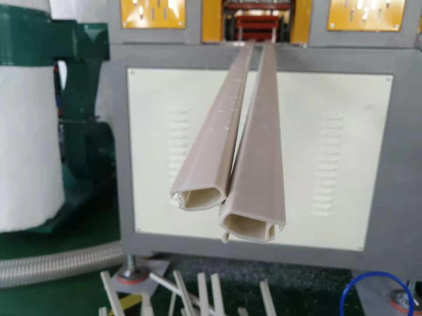 PVC window glass clamping making machine