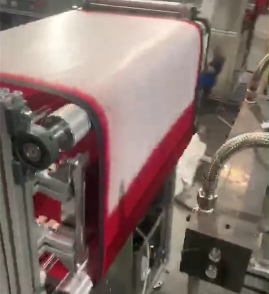 Melt blown fabric forming machine