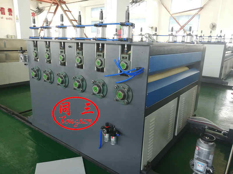 Haul off device for PP corrugated sheet machine