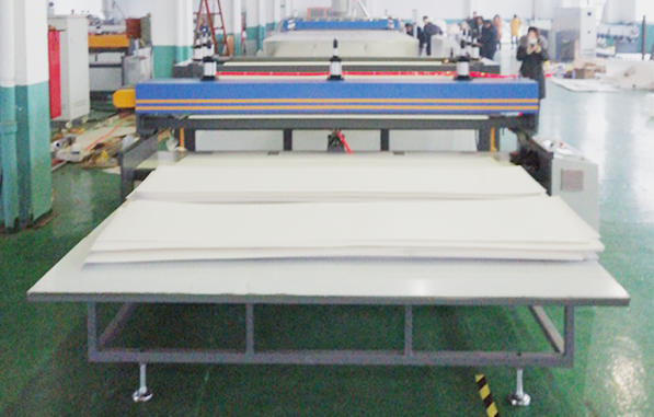 Auto cutter for PP corrugated sheet machine