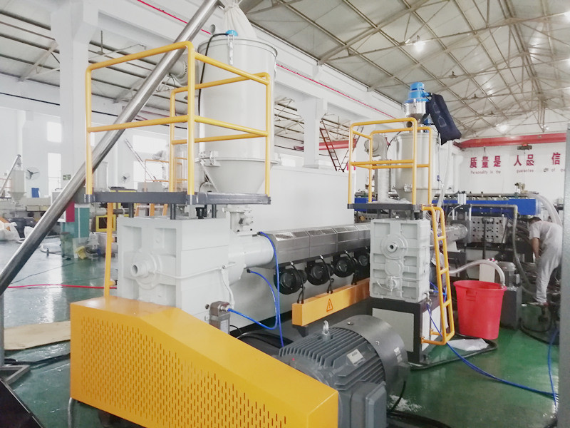 Co-extruder for corrugated sheet production line