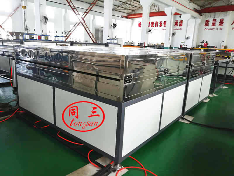 Oven device for PP grid board making machine