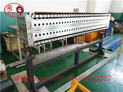 Die head and mold for PP hollow sheet machine