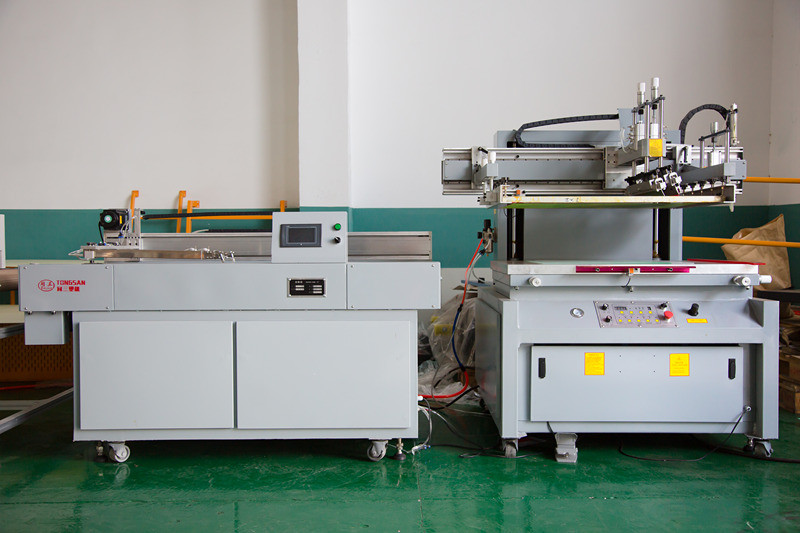 Silk printing machine for pp hollow sheet